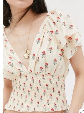 Sweetest urban outfitters UA Smocked crop top with flutter sleeves keyhole back